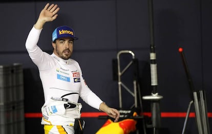 Fernando Alonso saluda a los aficionados este sábado.