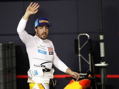 Fernando Alonso saluda a los aficionados este sábado.