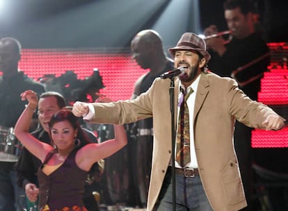 El cantante dominicano, Juan Luis Guerra actuó durante la ceremonia de entrega de los premios.