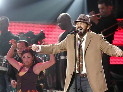 El cantante dominicano, Juan Luis Guerra actuó durante la ceremonia de entrega de los premios.