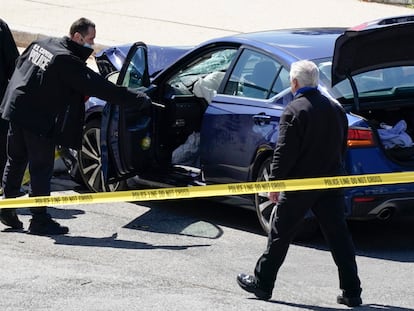 Policiais ao lado do carro que bateu em uma barreira perto do Capitólio, nesta sexta-feira em Washington.