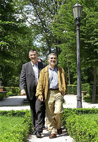 Gaspar Llamazares se ha desplazado esta mañana a Pamplona para acompañar al candidato de IU al Gobierno de Navarra, Féliz Taberna. Junto a él ha paseado por el parque de La Taconera de la capital navarra.