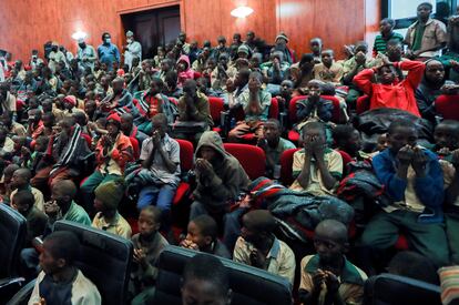 Los estudiantes recién liberados, en la residencia oficial del gobernador de Katsina.