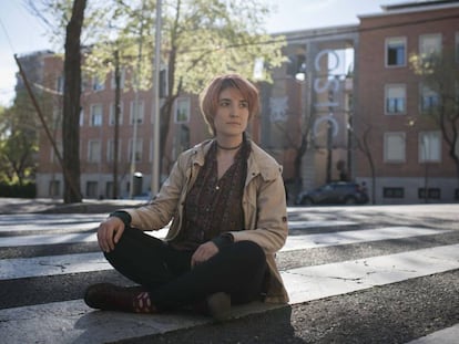 Andrea, licenciada en Física, que ha logrado una FPU, sentada ante la sede del CSIC.
