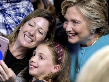 Hillary Clinton con seguidoras en una sede de campaña en Seattle, el 14 de octubre