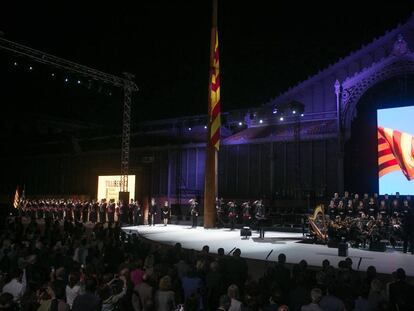 Carles Puigdemont i Carme Forcadell, durant l'acte institucional de la Diada al Born.