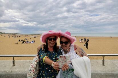 Dos mujeres se hacen un selfi en una playa británica este mes de mayo.