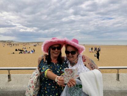 Dos mujeres se hacen un selfi en una playa británica este mes de mayo.