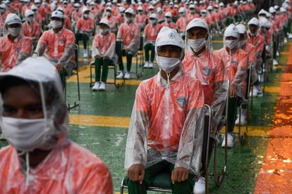 Un grupo de escolares asisten a un ensayo para la celebración del Día de la Independencia, en Nueva Delhi (India).