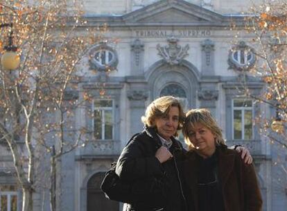 Imagen actual de Lola Ruiz, su novia de entonces, con Margot Ruano, hermana del estudiante defenestrado, en la puerta del Tribunal Supremo.