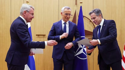 El ministro finlandés de Relaciones Exteriores, Pekka Haavisto; el secretario general de la OTAN, Jens Stoltenberg; y el secretario de Estado de EE UU, Anthony Blinken durante la firma del documento de adhesión de Finlandia a la OTAN este martes en Bruselas.