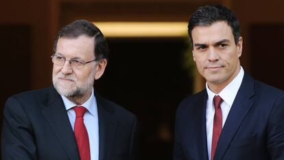 El presidente del Gobierno a&uacute;n en funciones, Mariano Rajoy, reunido con el secretario general del Partido Socialista Obrero Espa&ntilde;ol (PSOE) en el Palacio de la Moncloa. 