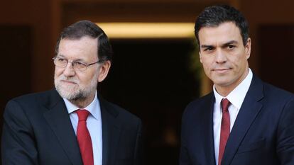 El presidente del Gobierno aún en funciones, Mariano Rajoy, reunido con el secretario general del Partido Socialista Obrero Español (PSOE) en el Palacio de la Moncloa.