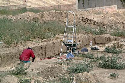 Trabajos arqueológicos previos a una obra en el casco urbano de Valencina de la Concepción, a principios de este mes.