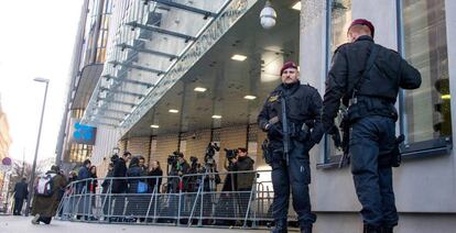 Policias austriacos frente a la sede de la OPEP en Viena, el miércoles, un día antes de la reunión del cartel de productores de petróleo.