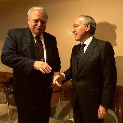 Ricardo Fornesa (izquierda), presidente de La Caixa, con Manuel Pizarro, presidente de Endesa, en junio de 2004.