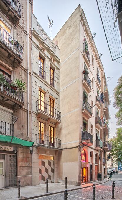 La fachada de BSP20, enclavada en el barrio barcelonés del Born en estrecho contacto con una mezquita y un sex-shop.