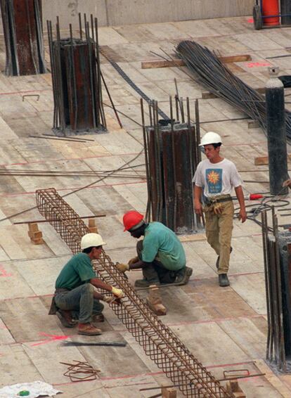 Un inmigrante trabajando en una obra de Bilbao.