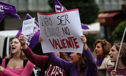 Participantes en la manifestación del 25-N en Sevilla, este lunes.