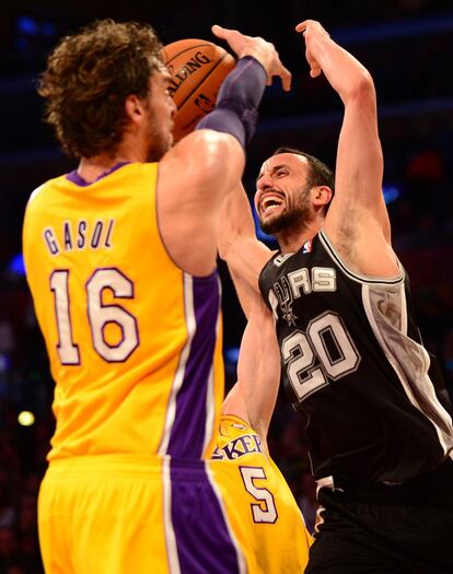 Pau Gasol arrebata el baln a Manu Ginobilli 