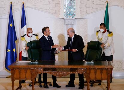 Emmanuel Macron (izquierda) con el presidente de Argelia, Abdelmayid Tebún, después de firmar un nuevo acuerdo bilateral entre ambos países este sábado en Argel.