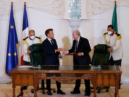 Emmanuel Macron (izquierda) con el presidente de Argelia, Abdelmayid Tebún, después de firmar un nuevo acuerdo bilateral entre ambos países este sábado en Argel.