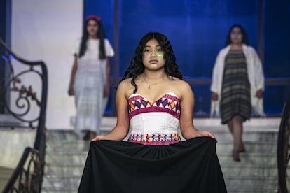 El Gobierno de México organiza una serie de foros y pasarelas para las artesanas mexicanas cuyos diseños son copiados frecuentemente en la industria de la moda.