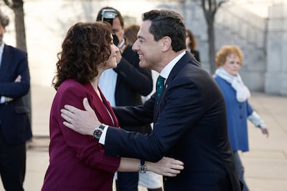 La presidenta de Madrid, Isabel Díaz Ayuso, saluda al presidente de la Junta de Andalucía, Juan Manuel Moreno, durante el acto de homenaje a las comunidades andaluzas en Madrid.