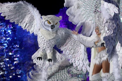 La candidata Ana María González Alberto, con la fantasía La Bruja Blanca de Antonio Santos, durante su actuación en la Gala de Elección de la Reina del Carnaval 2019 de Santa Cruz de Tenerife.