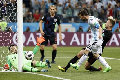 Lionel Messi pierde un tiro a puerta.