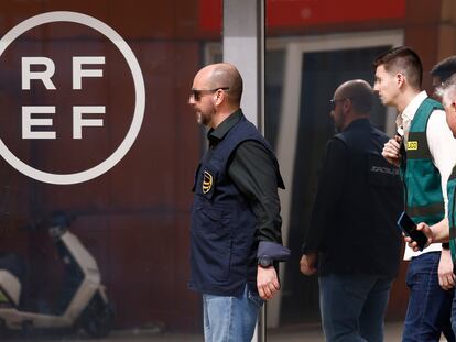 Agentes de la Guardia Civil, el pasado 22 de marzo durante el registro a la sede de la Real Federación Española de Fútbol en Las Rozas.