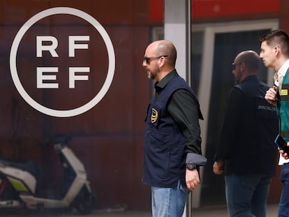 Un agente de Europol y miembros de la Guardia Civil salían el día 20 de la sede de la federación en Madrid, tras un registro.