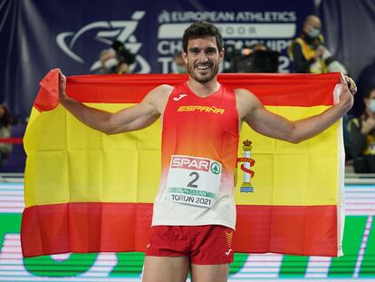 Jorge Ureña celebra con una bandera de España su segundo puesto en heptatlón en los Europeos de Torun (Polonia).