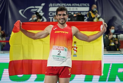 Jorge Ureña celebra con una bandera de España su segundo puesto en heptatlón en los Europeos de Torun (Polonia).