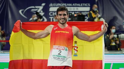 Jorge Ureña celebra con una bandera de España su segundo puesto en heptatlón en los Europeos de Torun (Polonia).