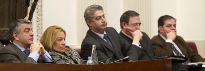 El diputado general de Álava, Javier de Andrés (primero por la izquierda), junto a varios miembros de su Gobierno, durante el pleno de control de hoy.