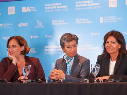 Las alcaldesas de Barcelona, Alda Colau; de Bogotá, Claudia López; y de París, Anne Hidalgo, durante la Cumbre de Alcaldes en Buenos Aires.
