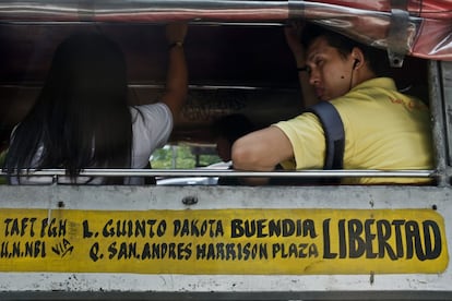 Un 'jeepney', taxi colectivo muy popular en las ciudades de Filipinas. Los topónimos en español abundan a lo largo y ancho del país.