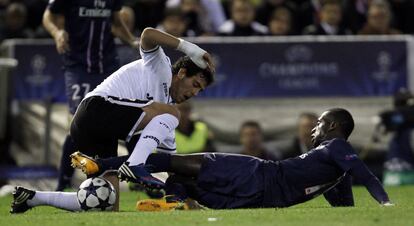 Blaise Matuidi pelea el balón con Parejo.