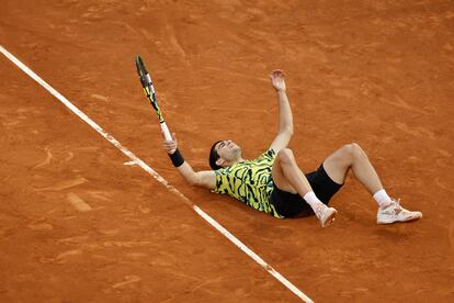 Carlos Alcaraz celebra su victoria en la Final ATP individuales en el estadio Manolo Santana del Mutua Madrid Open, este domingo.