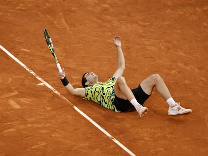 Carlos Alcaraz celebra su victoria en la Final ATP individuales en el estadio Manolo Santana del Mutua Madrid Open, este domingo.