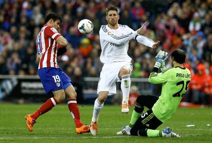 Diego Costa, Sergio Ramos y Diego López, en el Real Madrid-Atlético de Madrid, de la 26ª jornada de la Liga en el Bernabéu. El resultado fue empate a dos.