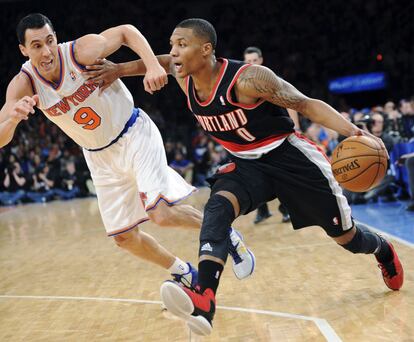 Damian Lillard se marcha de la marca de Pablo Prigioni.