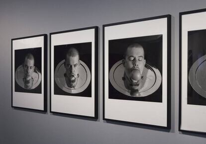 Serie de retratos 'Gravitas' que Ann Ray le tomó al diseñador Alexander McQueen durante los años que trabajó con él y que hoy se expone en Encuentros de Arlés.