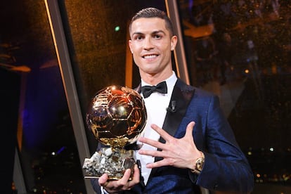 Cristiano Ronaldo recibe su quinto Bal&oacute;n de Oro