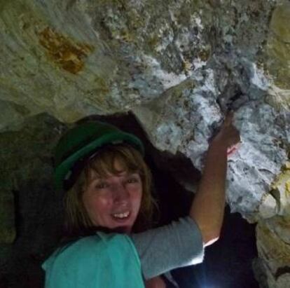 La joyera señala una piedra en una mina en Colombia. Imagen cedida.