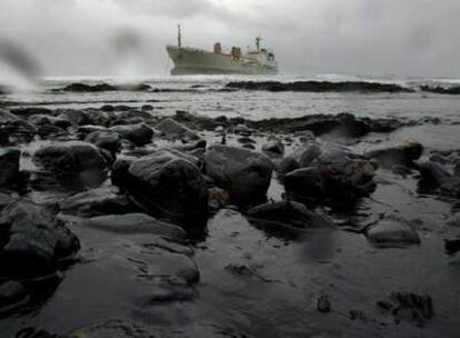 El buque <i>Sierra Nava,</i> fondeado en la bocana del puerto de Algeciras.