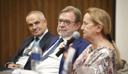 O diretor do EL PAÍS Antonio Caño, o presidente Juan Luis Cebrián e a filósofa Amelia Valcárcel nesta quinta-feira no Instituto Tecnológico de Estudos Superiores de Monterrey (México).