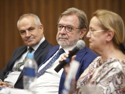 O diretor do EL PAÍS Antonio Caño, o presidente Juan Luis Cebrián e a filósofa Amelia Valcárcel nesta quinta-feira no Instituto Tecnológico de Estudos Superiores de Monterrey (México).