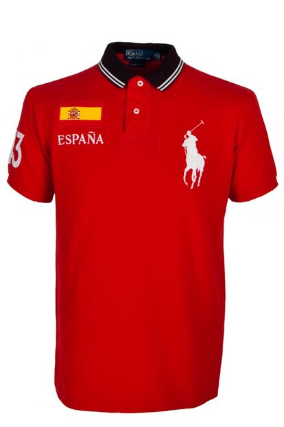 Hasta Ralph Lauren ha lanzado un polo en rojo 'España' y con la bandera en un lateral (C.P.V.).